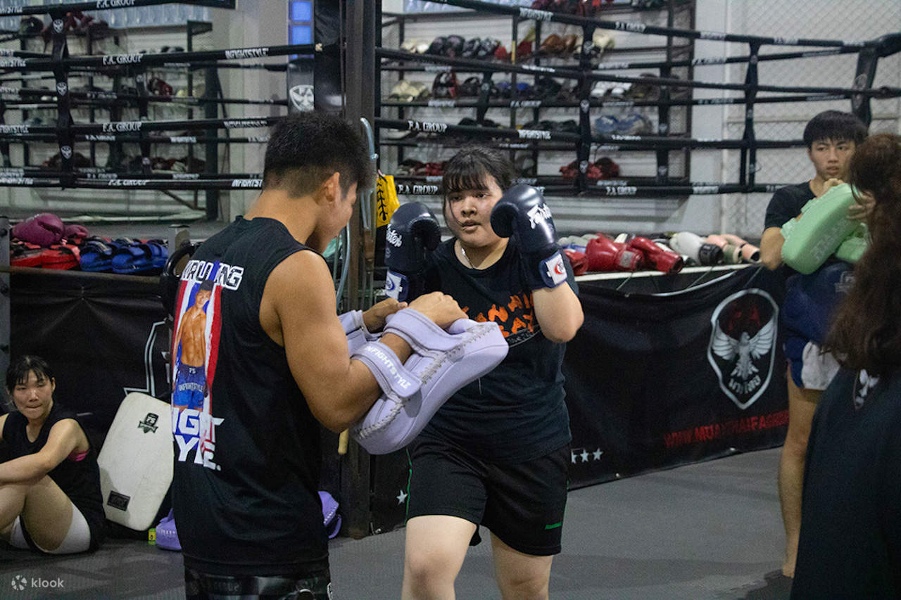 Ces cours pour débutants sont adaptés à votre niveau de forme physique et à vos compétences en boxe. Bénéficiez de conseils et d'astuces pratiques de vos instructeurs professionnels anglophones, qui vous guideront tout au long du cours.